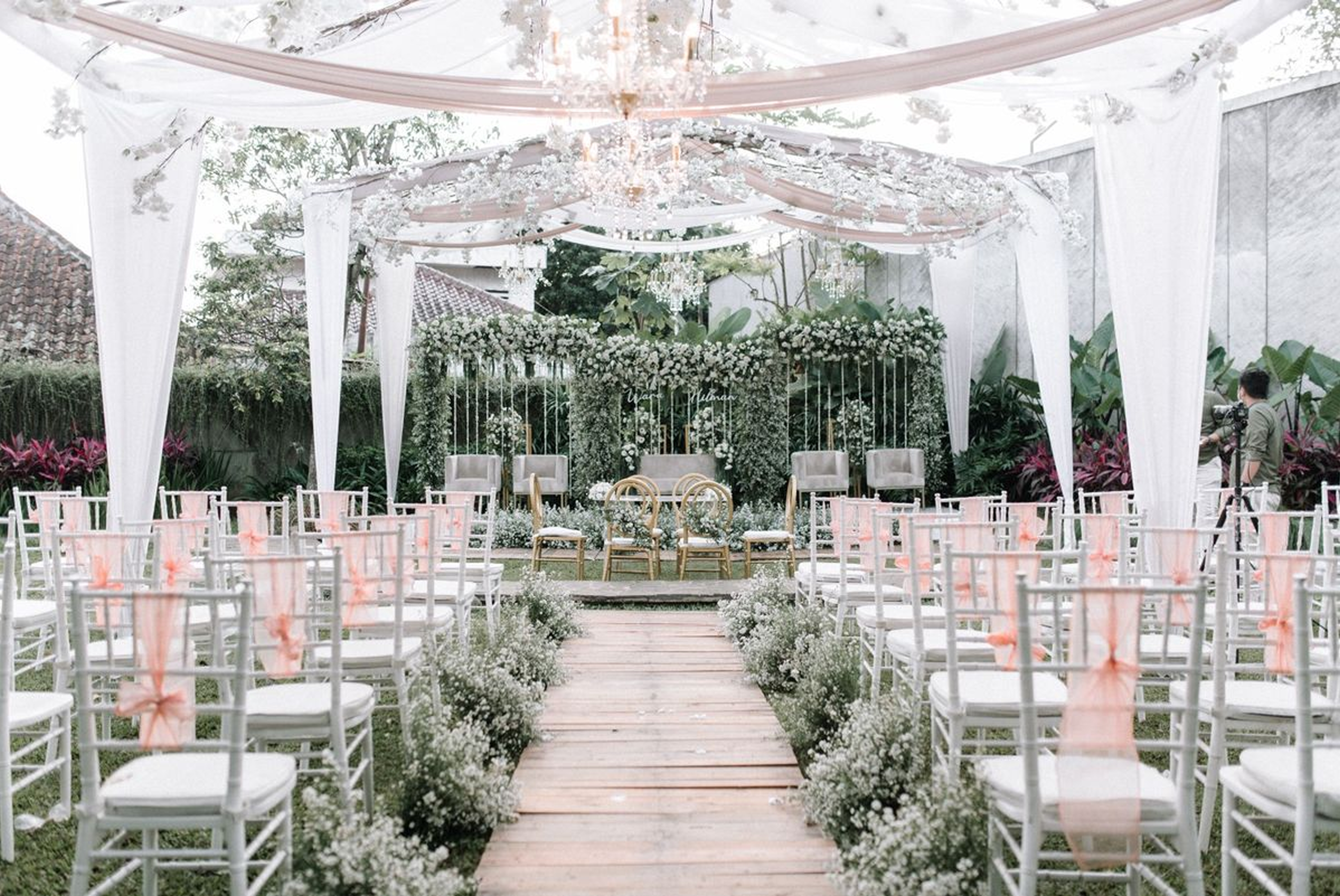 Acara pernikahan dengan tenda dan dekorasi elegan